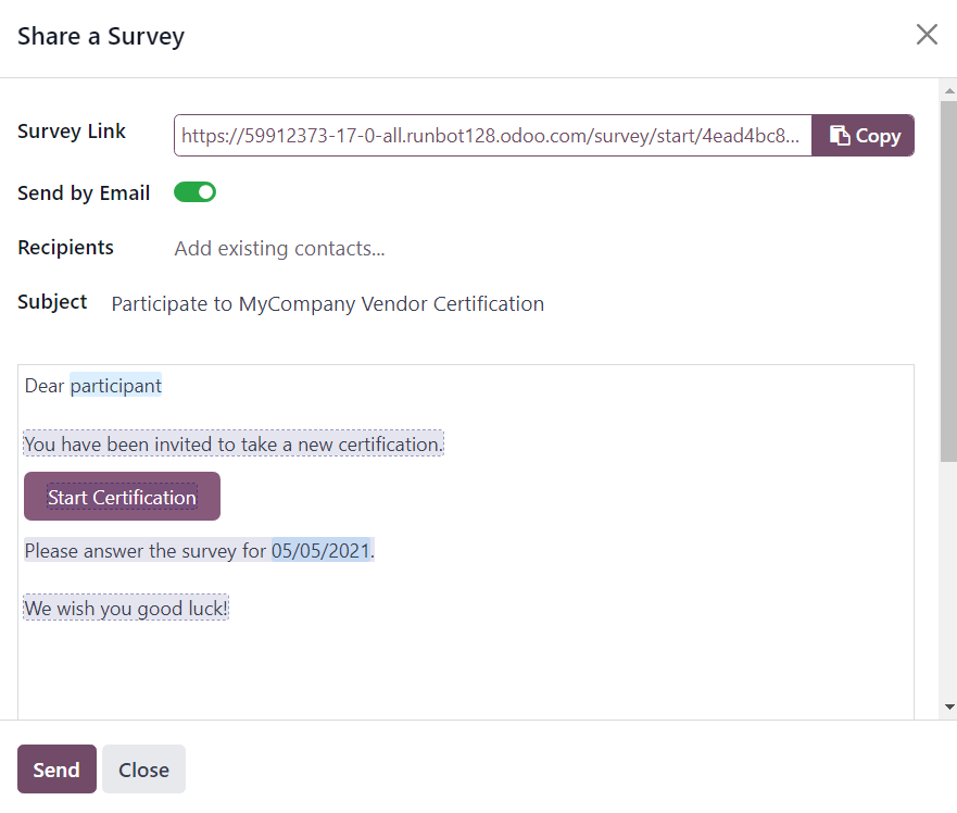Odoo Surveys 中的“分享调查”弹出窗口，已启用“通过电子邮件发送”选项。
